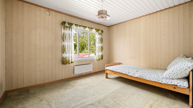 Soverom 1 har god plass til dobbeltseng og ytterligere møblement.