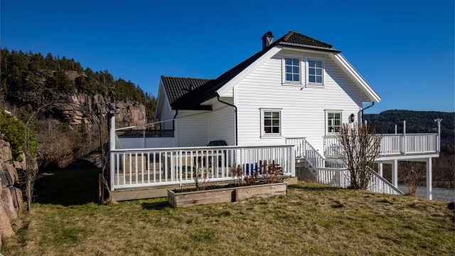 Terrasseplatting med plass til diverse utemøbler og grill. Plasstilbygget solseil på ca. 25 kvm medfølger, og kan enkelt settes opp
