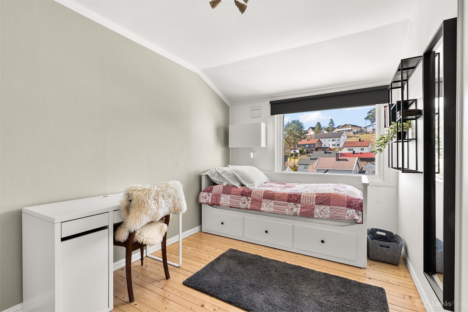 Det andre soverommet i etasjen er også av god størrelse, med plass til seng, skrivepult og oppbevaring.