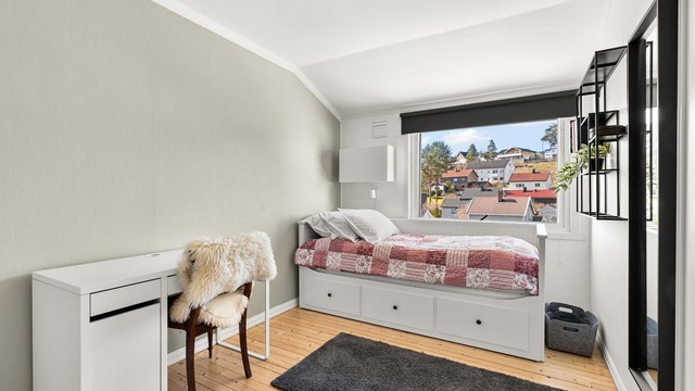 Det andre soverommet i etasjen er også av god størrelse, med plass til seng, skrivepult og oppbevaring.