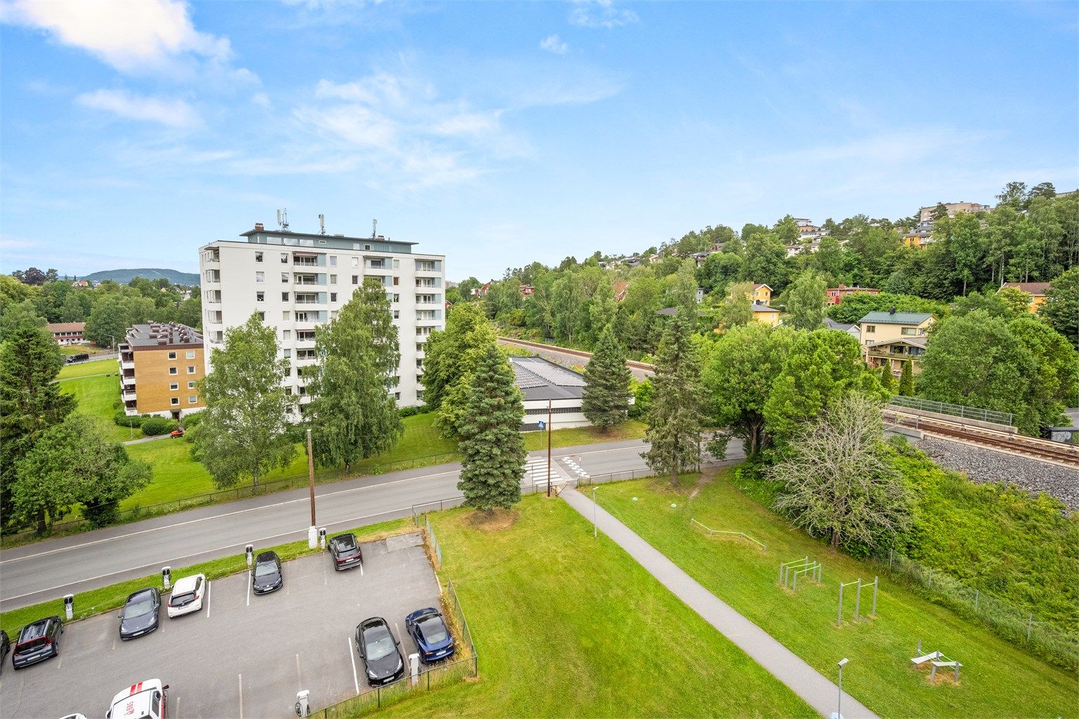 Utsikten fra balkongen i 7. etasje er åpen og vid. Legg merke til de grønne omgivelsene!