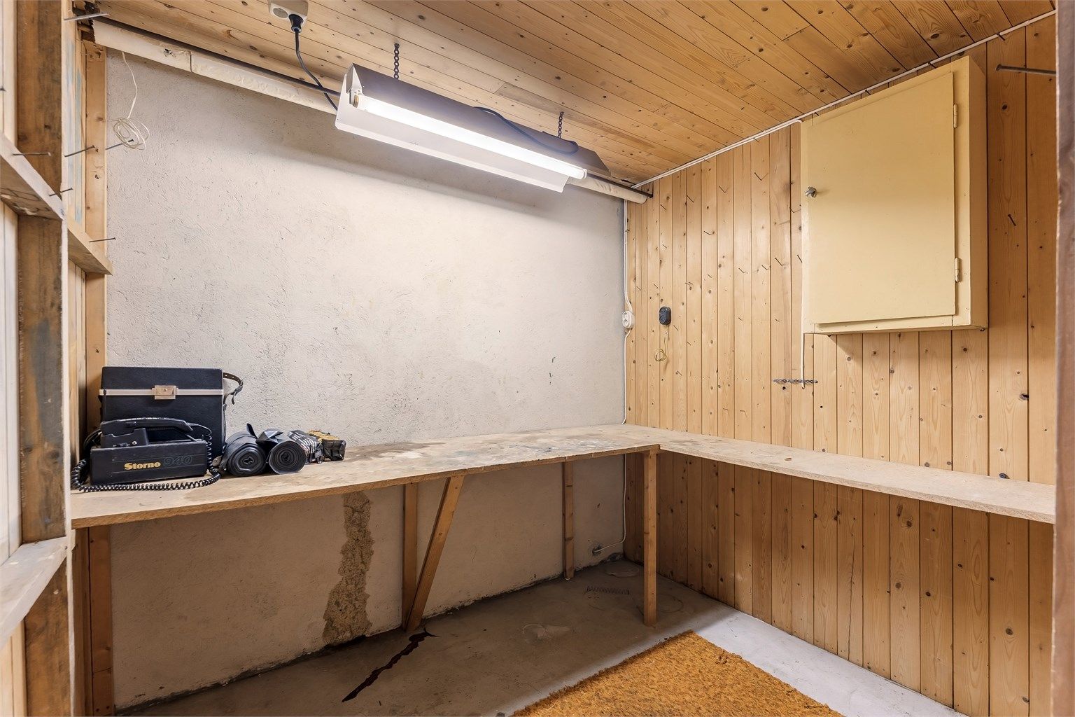 Garasjen har et eget rom for verksted eller hobbyaktiviteter.
