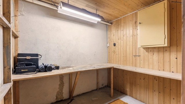 Garasjen har et eget rom for verksted eller hobbyaktiviteter.