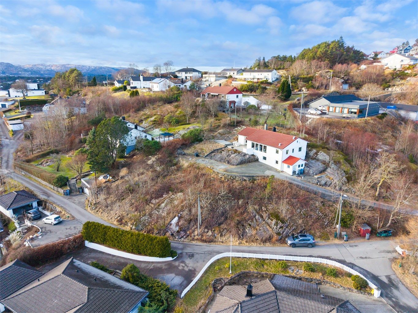 Tomten er ikke opparbeidet og består av fjell og natur. 
