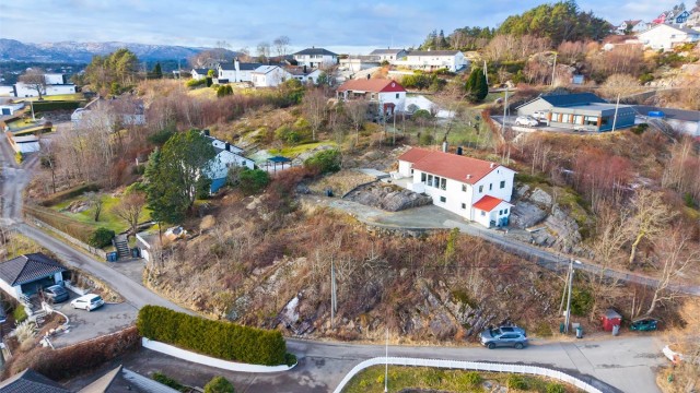 Tomten er ikke opparbeidet og består av fjell og natur.