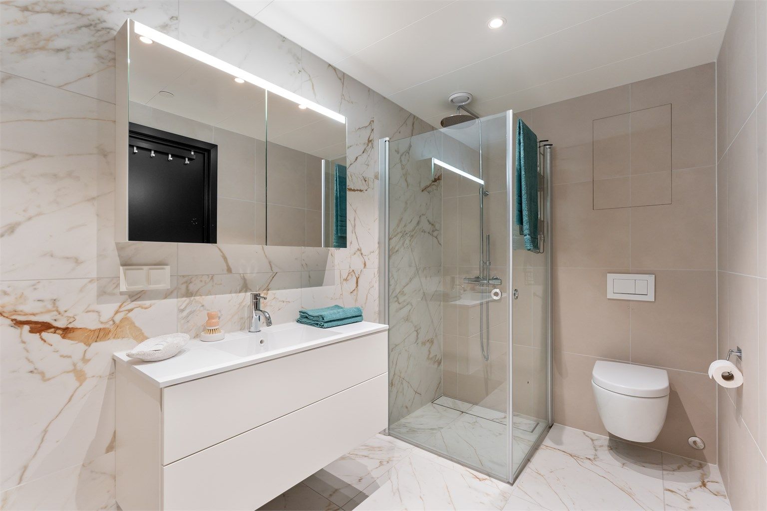 Lekkert baderom mellom de to soverommene