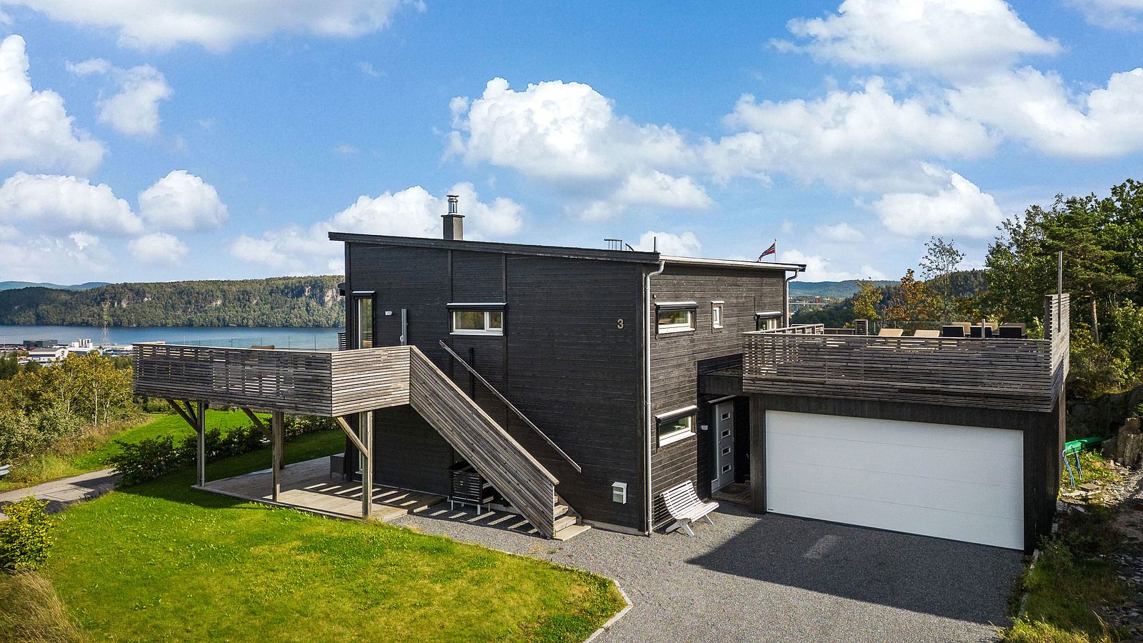 Eiendommen har en helhetlig og moderne arkitektur.