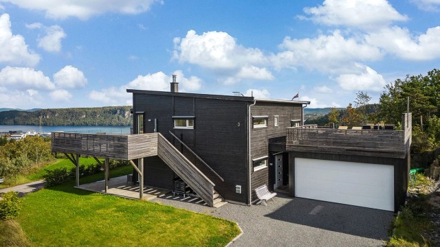 Eiendommen har en helhetlig og moderne arkitektur.