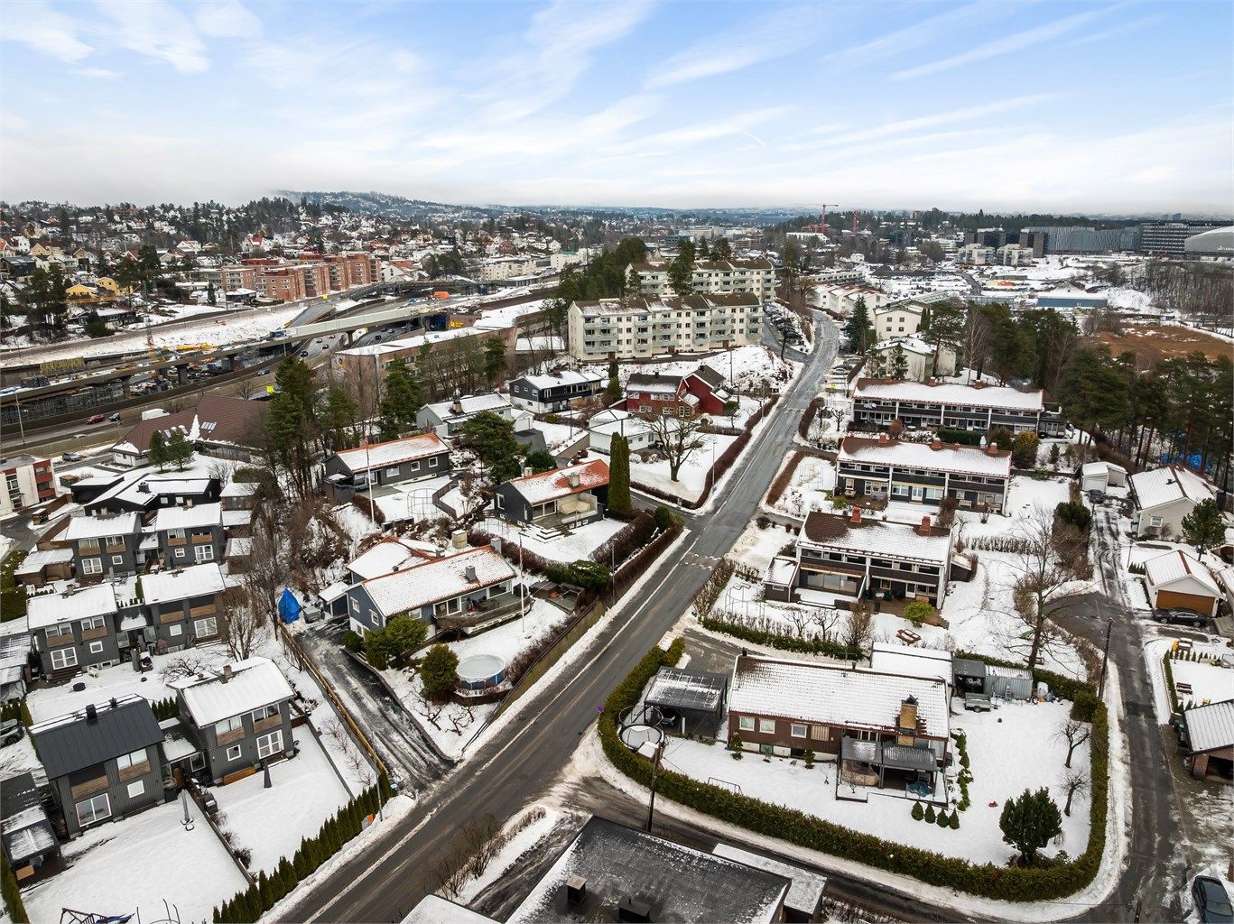 Daglige innkjøp kan gjøres hos Nærbutikken Oksenøya eller Joker Stabekk, mens større handel og servicetilbud finnes i Stabekk sentrum, Bekkestua Senter, Høvik Senter, Sandvika Storsenter og Fornebu S, alle kun en kort kjøretur unna