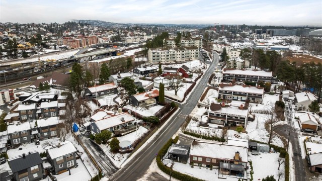 Daglige innkjøp kan gjøres hos Nærbutikken Oksenøya eller Joker Stabekk, mens større handel og servicetilbud finnes i Stabekk sentrum, Bekkestua Senter, Høvik Senter, Sandvika Storsenter og Fornebu S, alle kun en kort kjøretur unna