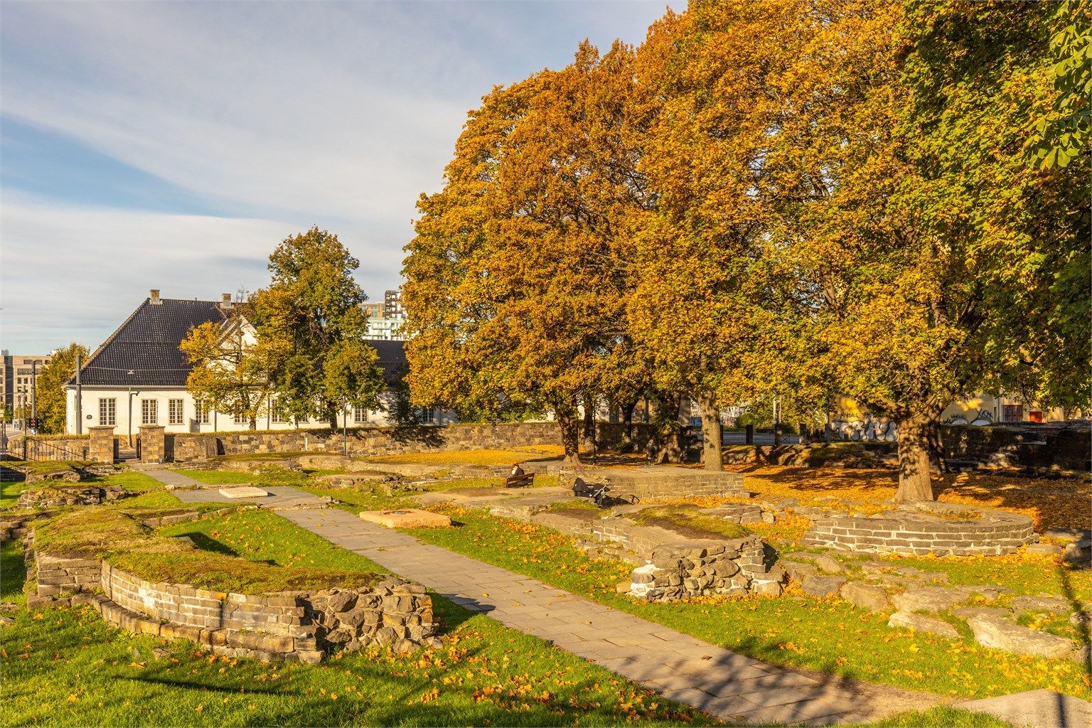 En kort spasertur unna ligger Middelalderparken, Nordens største ruinområde.