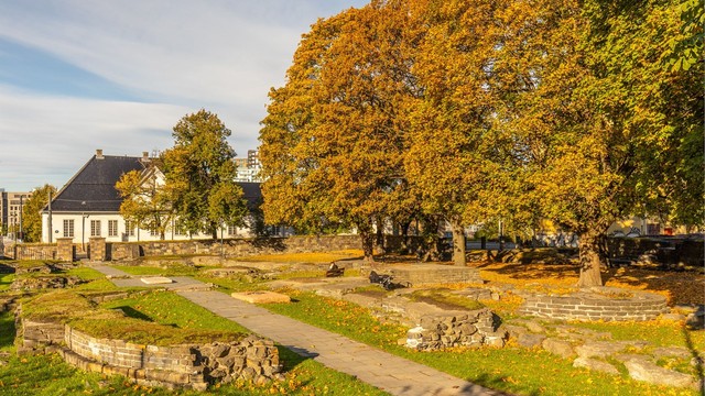 En kort spasertur unna ligger Middelalderparken, Nordens største ruinområde.