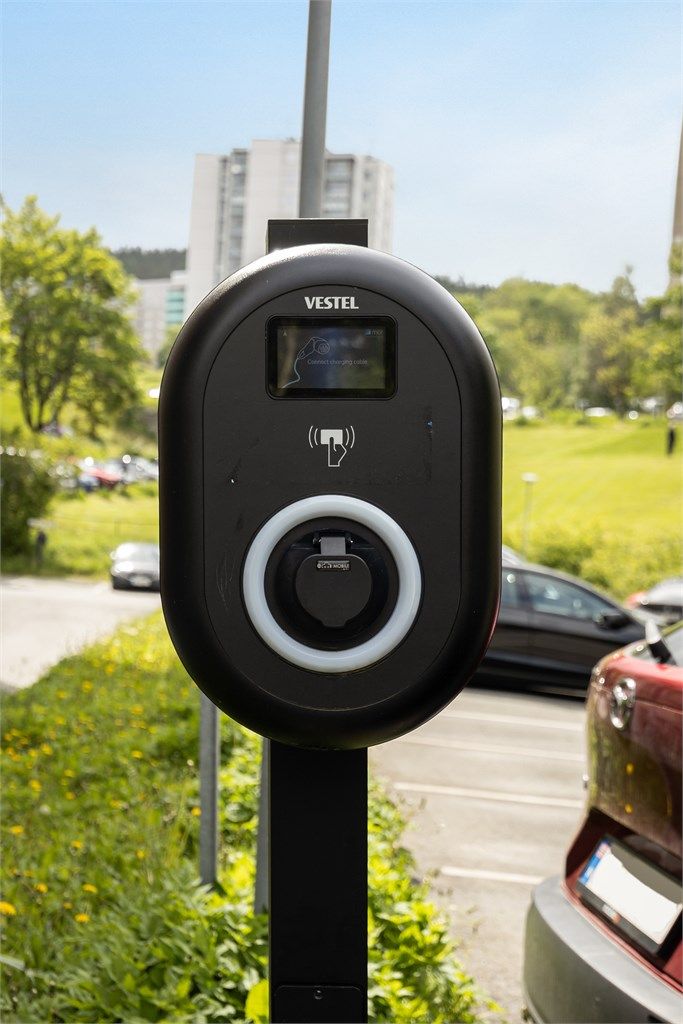 Én parkeringsplass tildeles etter søknad (ansiennitetsliste). Det er installert lader for el-bil på borettslagets område.