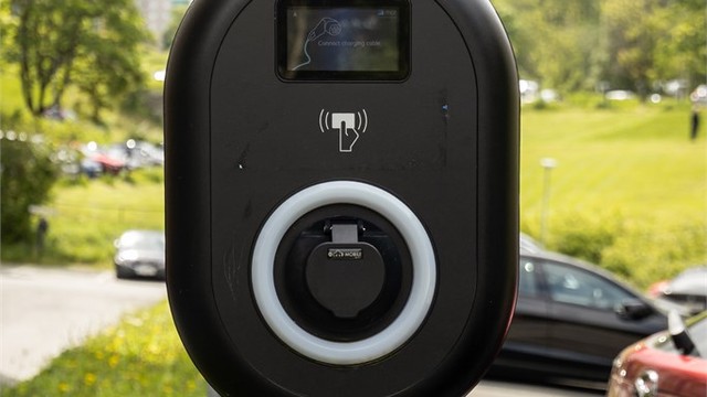 Én parkeringsplass tildeles etter søknad (ansiennitetsliste). Det er installert lader for el-bil på borettslagets område.