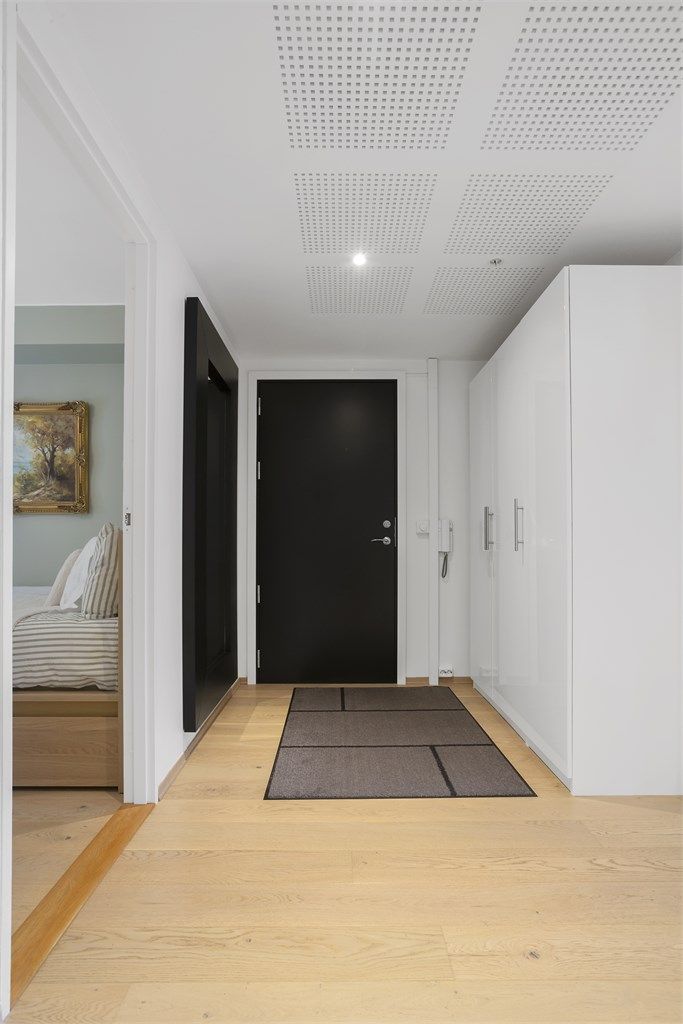 Entré med vannbåren gulvvarme, nedsenket himling med downlights og romslig garderobeskap.