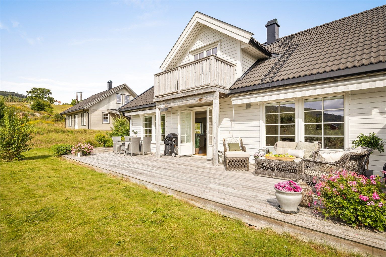 Hageområde er lettstelt og pent beplantet.