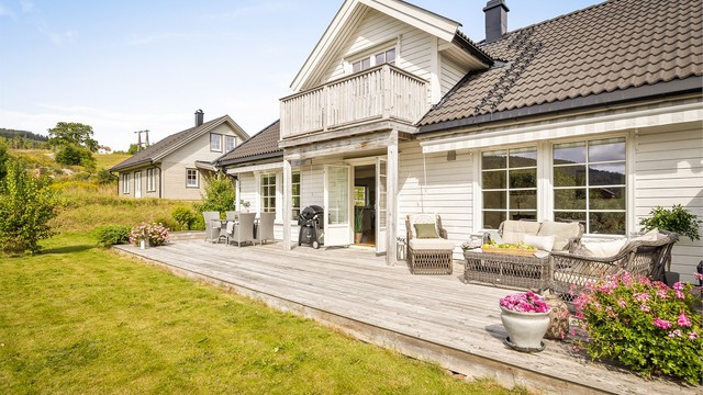 Hageområde er lettstelt og pent beplantet.
