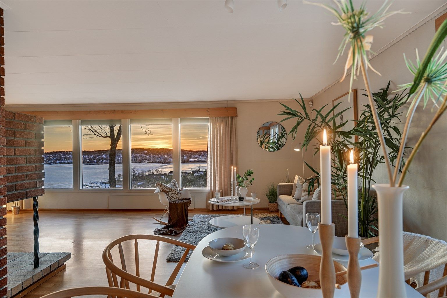 Her finner du naturlige soner for både sofagruppe, spisebord og en egen liten lesekrok.