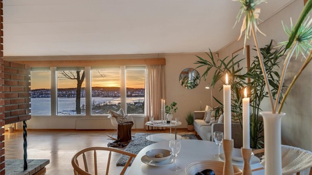 Her finner du naturlige soner for både sofagruppe, spisebord og en egen liten lesekrok.