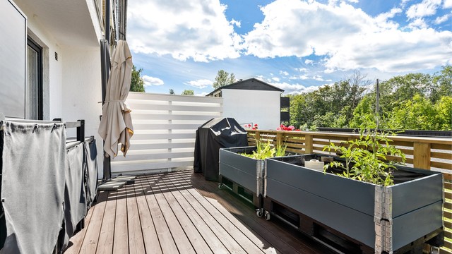 Markterrassen har gode solforhold, og selger opplyser om at det er sol fra 10-22 sommerstid.
