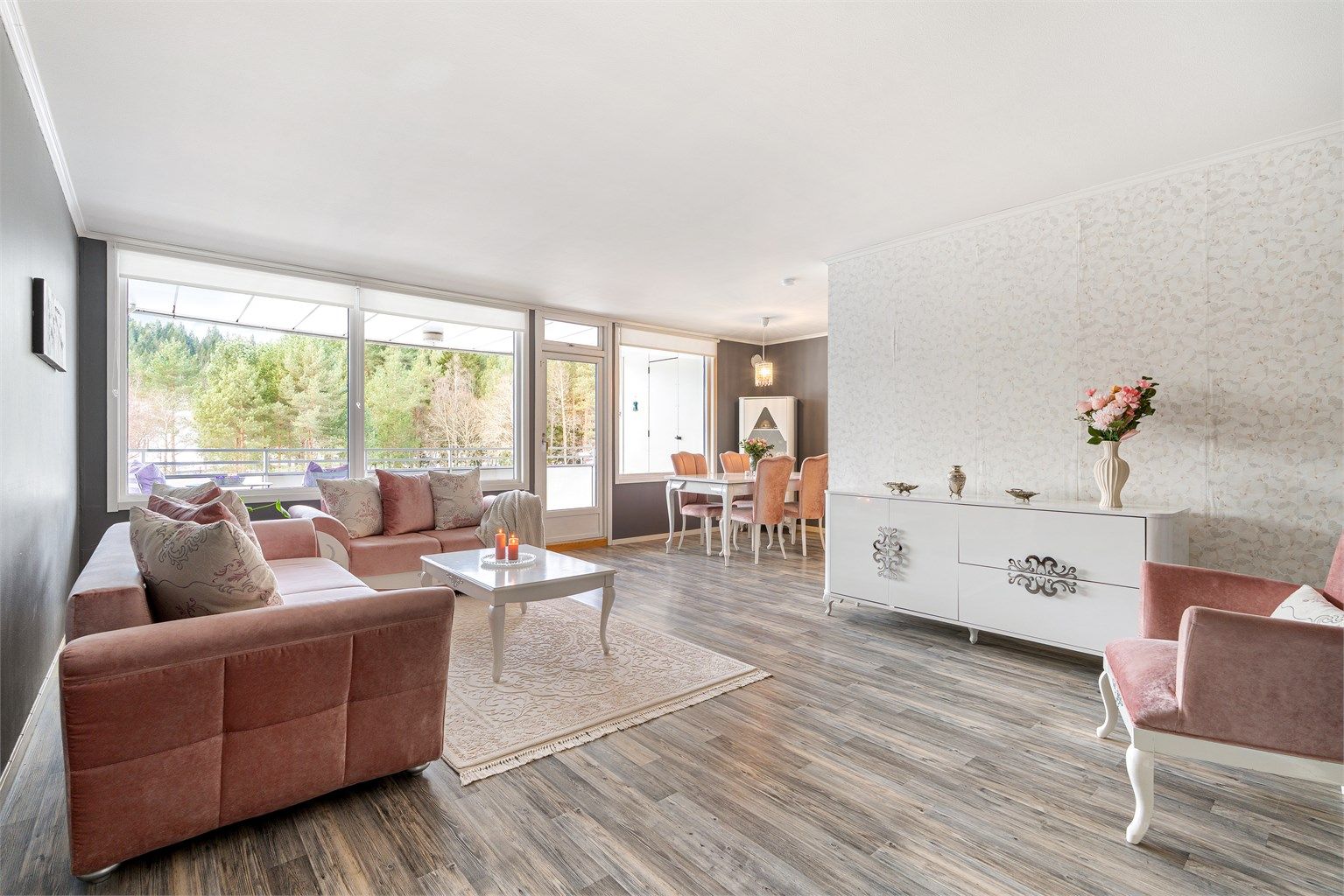 Saip Harmankaya har gleden av å presentere Øvre Flatåsveg 43 A! Romslig og lys 4-roms leilighet med attraktiv og familievennlig beliggenhet på Flatåsen.