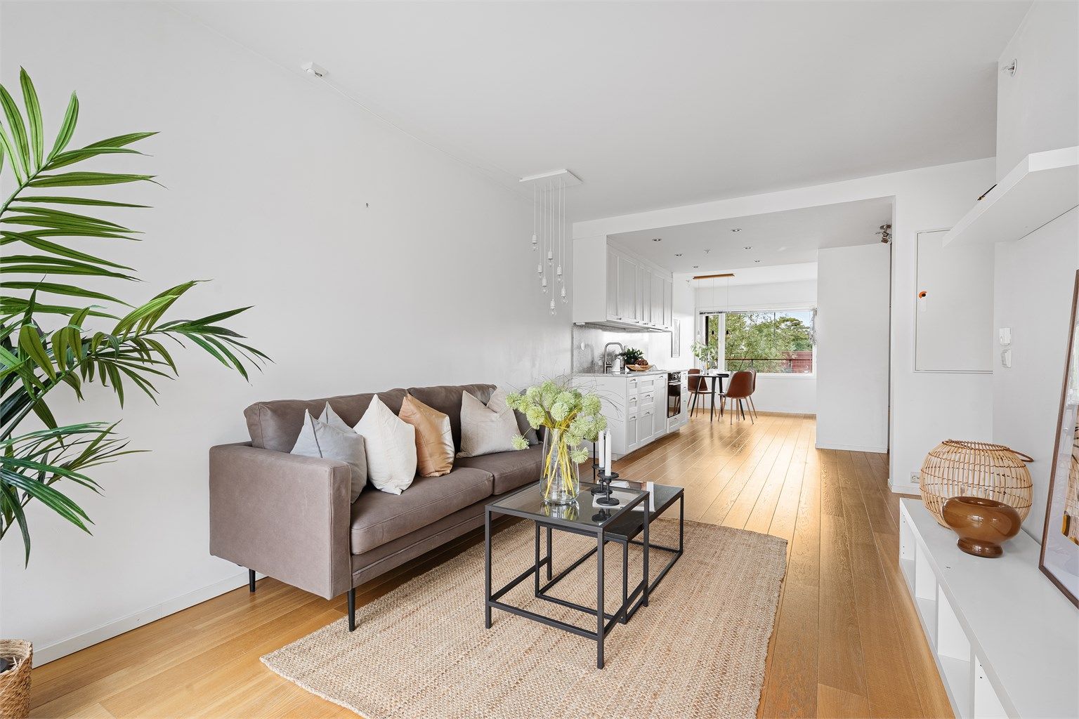 Leiligheten er gjennomgående med god lysforhold. Man kan møblere med salongen i ene enden av rommet og spisebordet på motsatt side. 