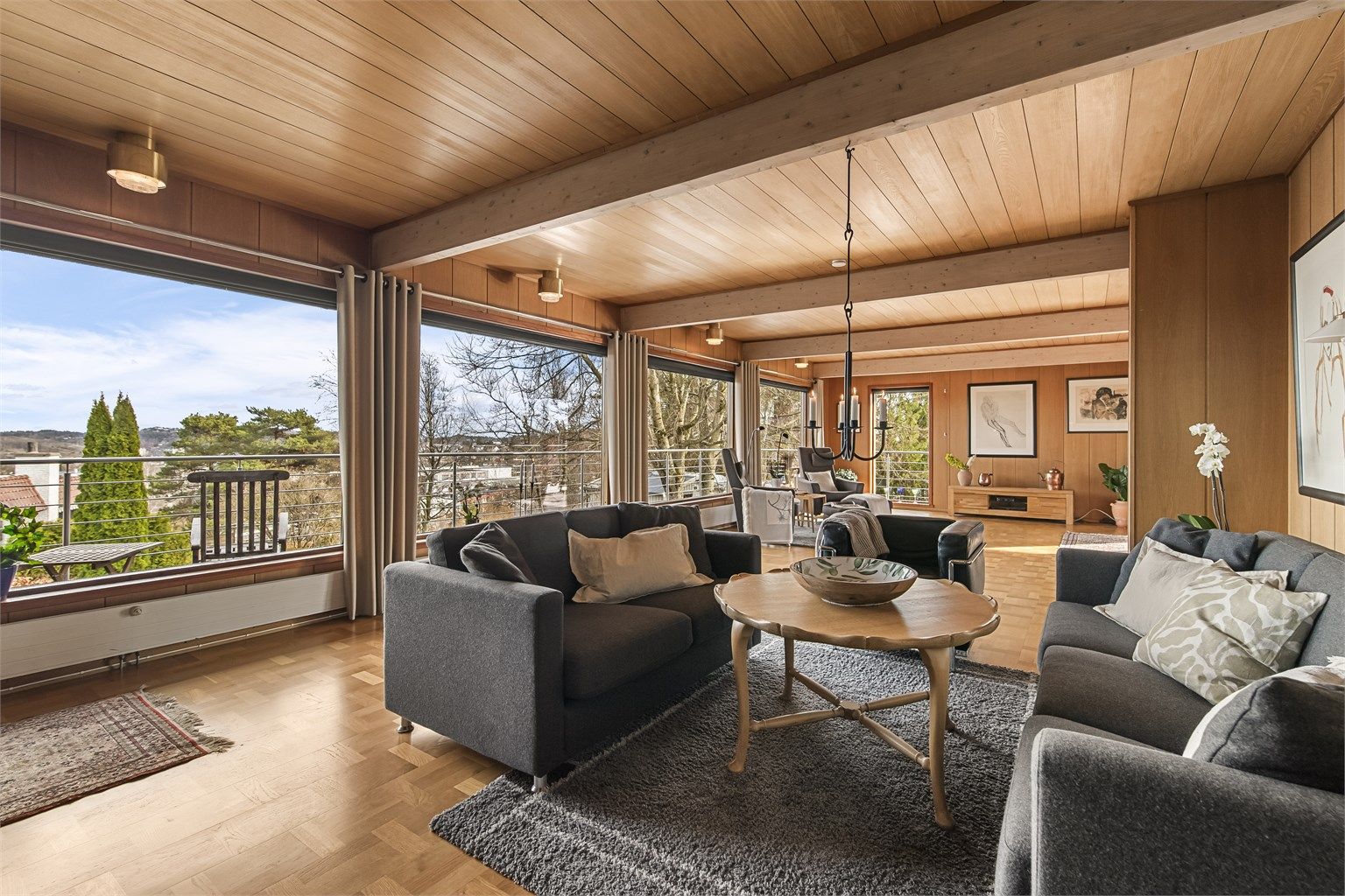 Store vindusflater slipper inn rikelig med lys og rammer inn utsikten over nærområdet.