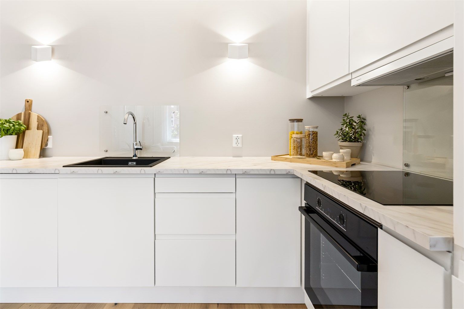 Innredningen er fra HTH og har glatte fronter og benkeplater av laminat med kjøkkenvask. Kjøkkenet er utstyrt med integrerte hvitevarer (stekeovn, platetopp, oppvaskmaskin og helskap kjøl og frys) som gir kjøkkenet et godt helhetsuttrykk. 