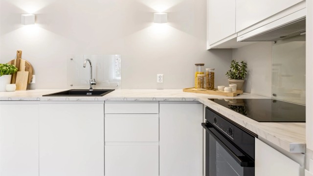 Innredningen er fra HTH og har glatte fronter og benkeplater av laminat med kjøkkenvask. Kjøkkenet er utstyrt med integrerte hvitevarer (stekeovn, platetopp, oppvaskmaskin og helskap kjøl og frys) som gir kjøkkenet et godt helhetsuttrykk.