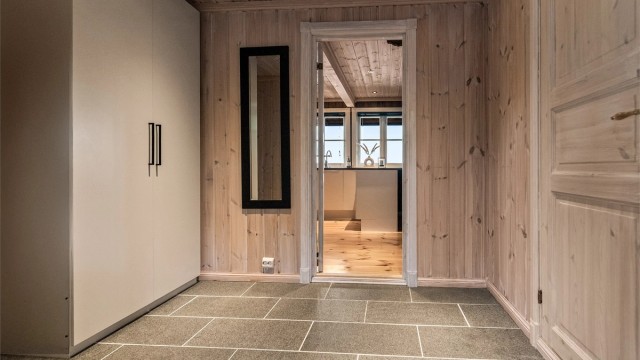 Stor hall med garderobe, tilliggende bod og praktisk med flislagte gulv