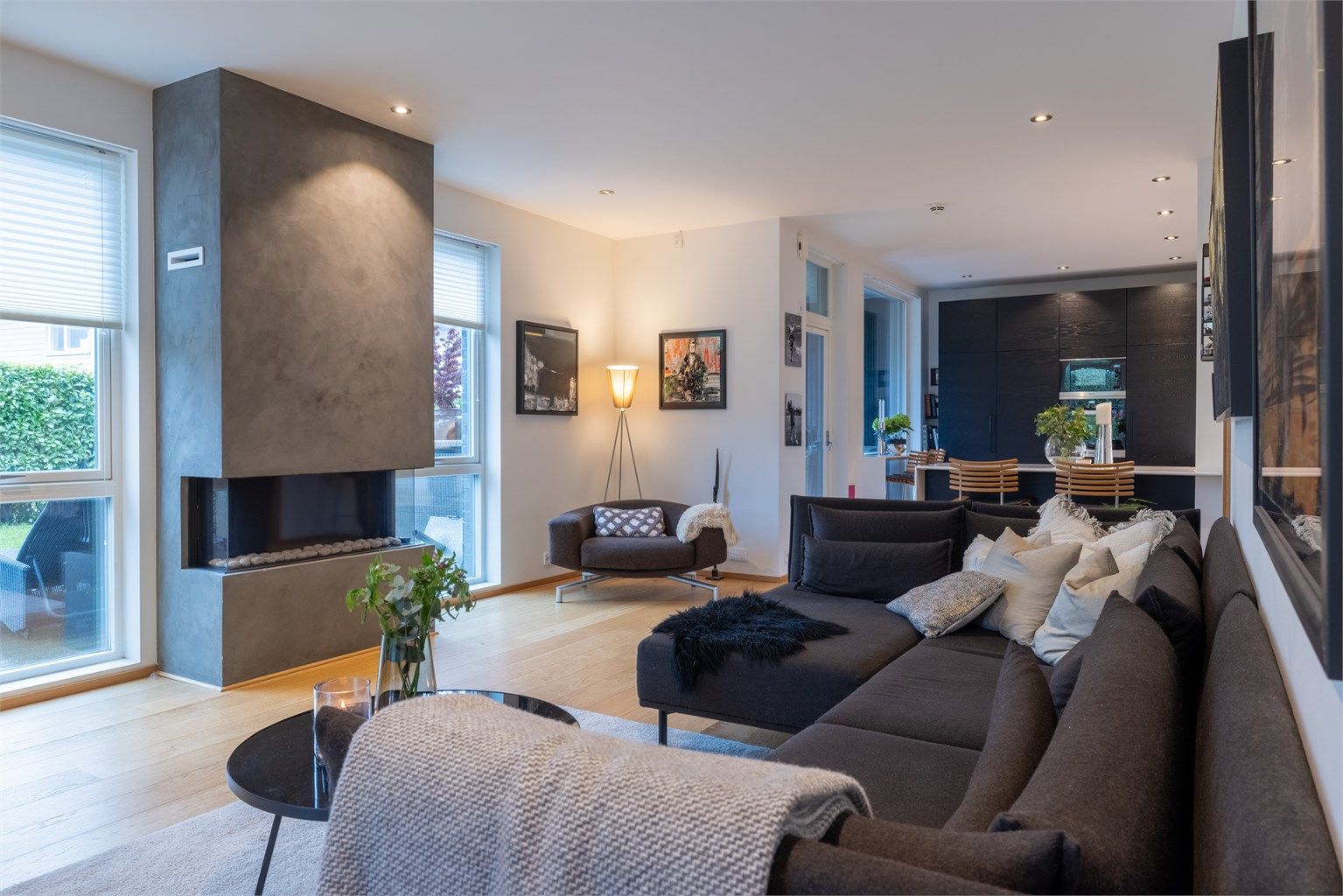 Stue-kjøkkenrommet har rikelig med plass, som gir rom for flere oppholdssoner. Fra rommet har man to, direkte utganger til hage- og terrasseområdet og rommet karaktiseres av store gulv til tak-vinduer som fyller rommet med herlig naturlig lys