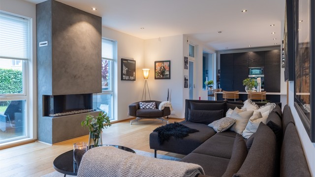 Stue-kjøkkenrommet har rikelig med plass, som gir rom for flere oppholdssoner. Fra rommet har man to, direkte utganger til hage- og terrasseområdet og rommet karaktiseres av store gulv til tak-vinduer som fyller rommet med herlig naturlig lys