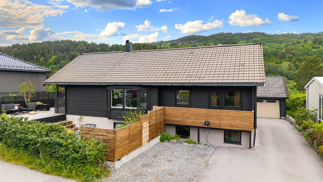 Eneboligen ligger i et attraktivt og populært boligområde på Flisnes.