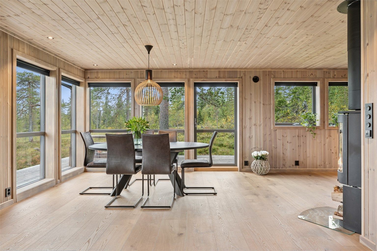 De store vindusflatene invitere naturen inn. 