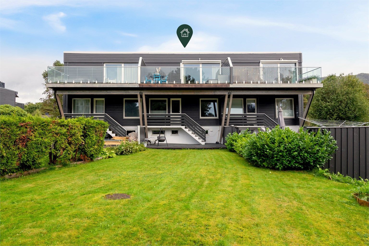 Velkommen til Porsevegen 1B, et tilalende rekkehus i populært boligområde i Fremmerholen, presentert av Eiendomsmegler/Partner Elisabeth Skjold