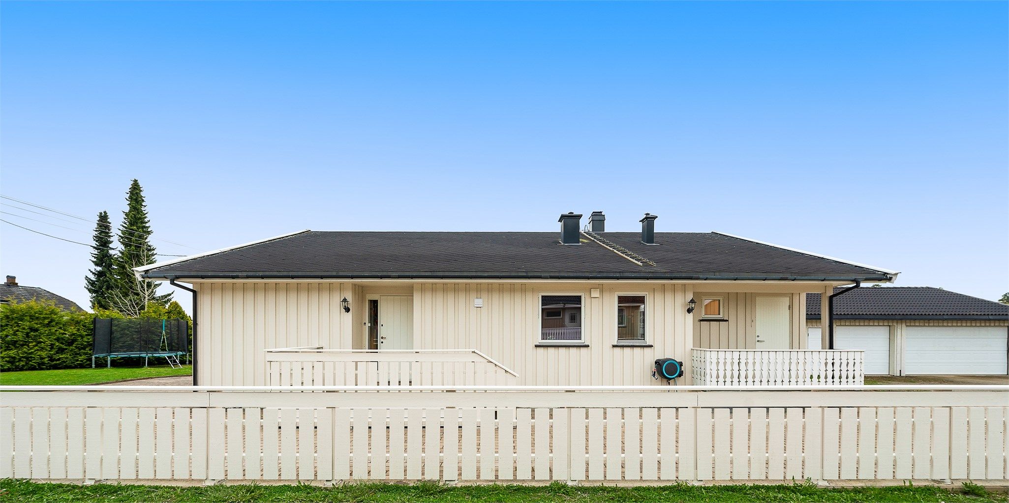 Utleiedelen har egen inngang på høyre side. 