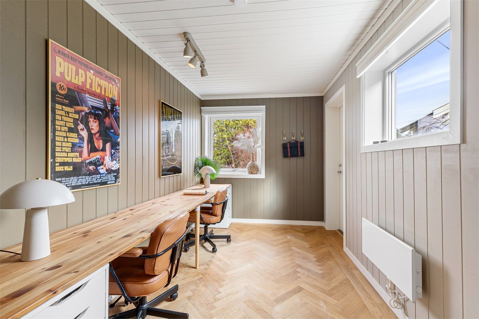Rommet har godt med lysinnslipp fra vindu.