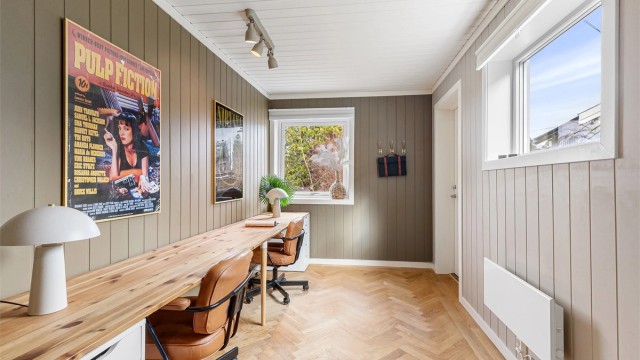 Rommet har godt med lysinnslipp fra vindu.