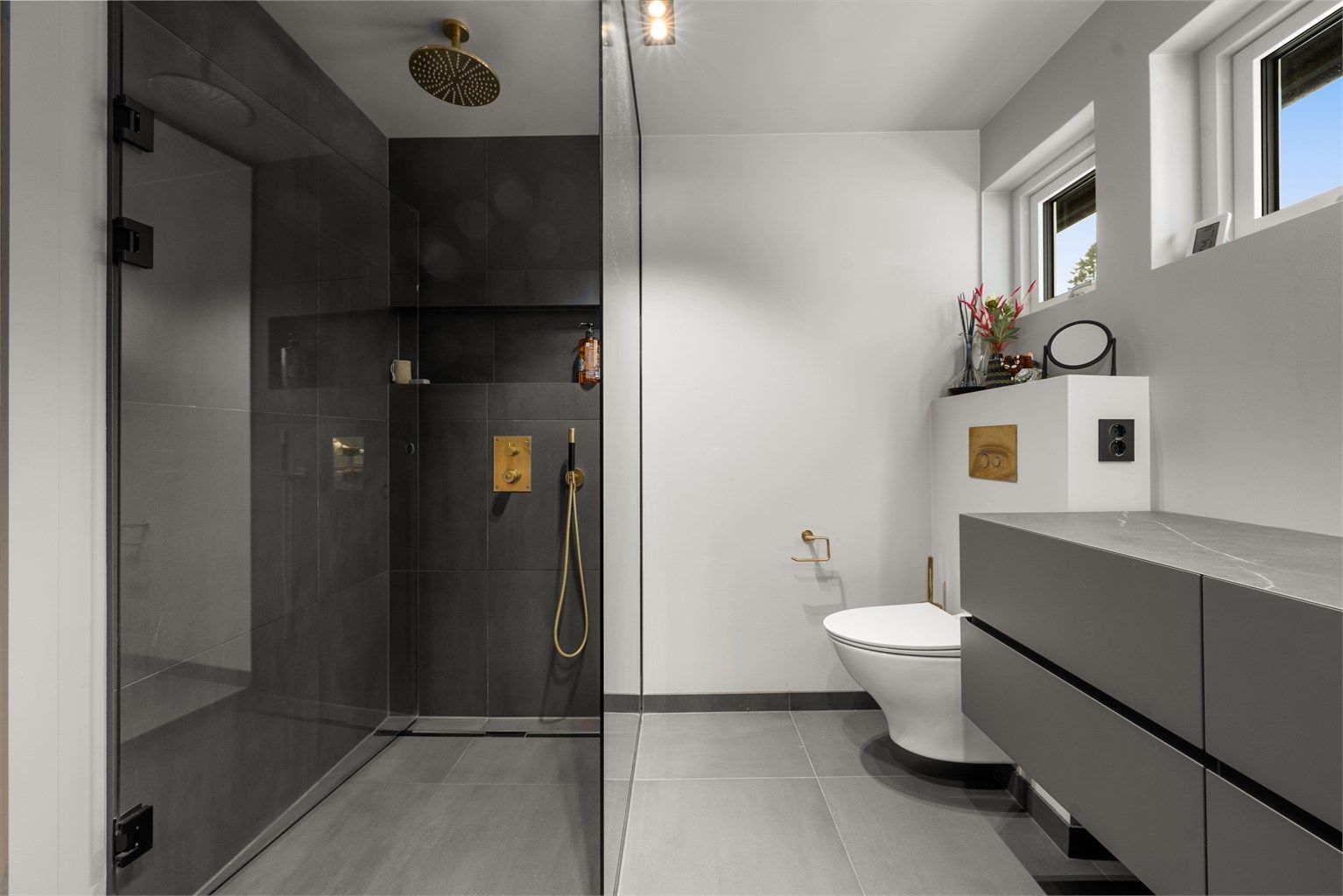 Lekkert bad med gjennomførte detaljer. Legg merke til det innebygde dusjarmaturet!