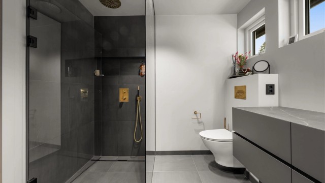 Lekkert bad med gjennomførte detaljer. Legg merke til det innebygde dusjarmaturet!