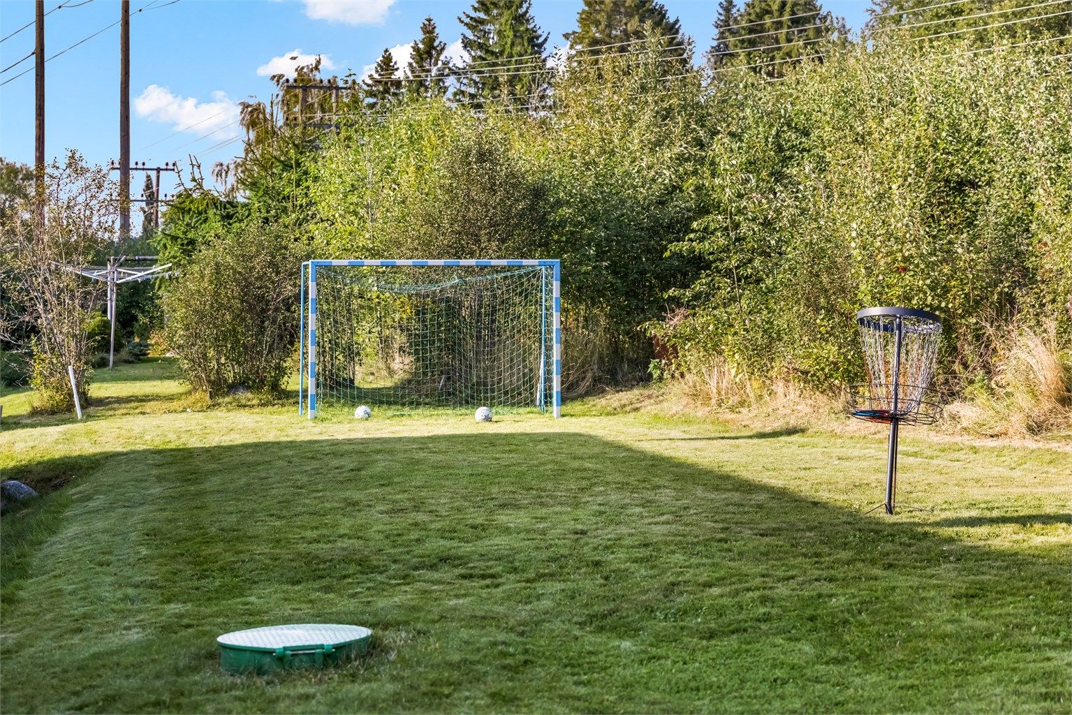 Hagen er ideell for barnefamilier, med stor plen.
