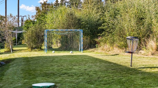 Hagen er ideell for barnefamilier, med stor plen.