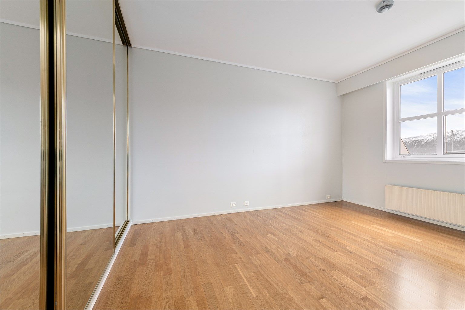 Hovedsoverom med adkomst fra stue