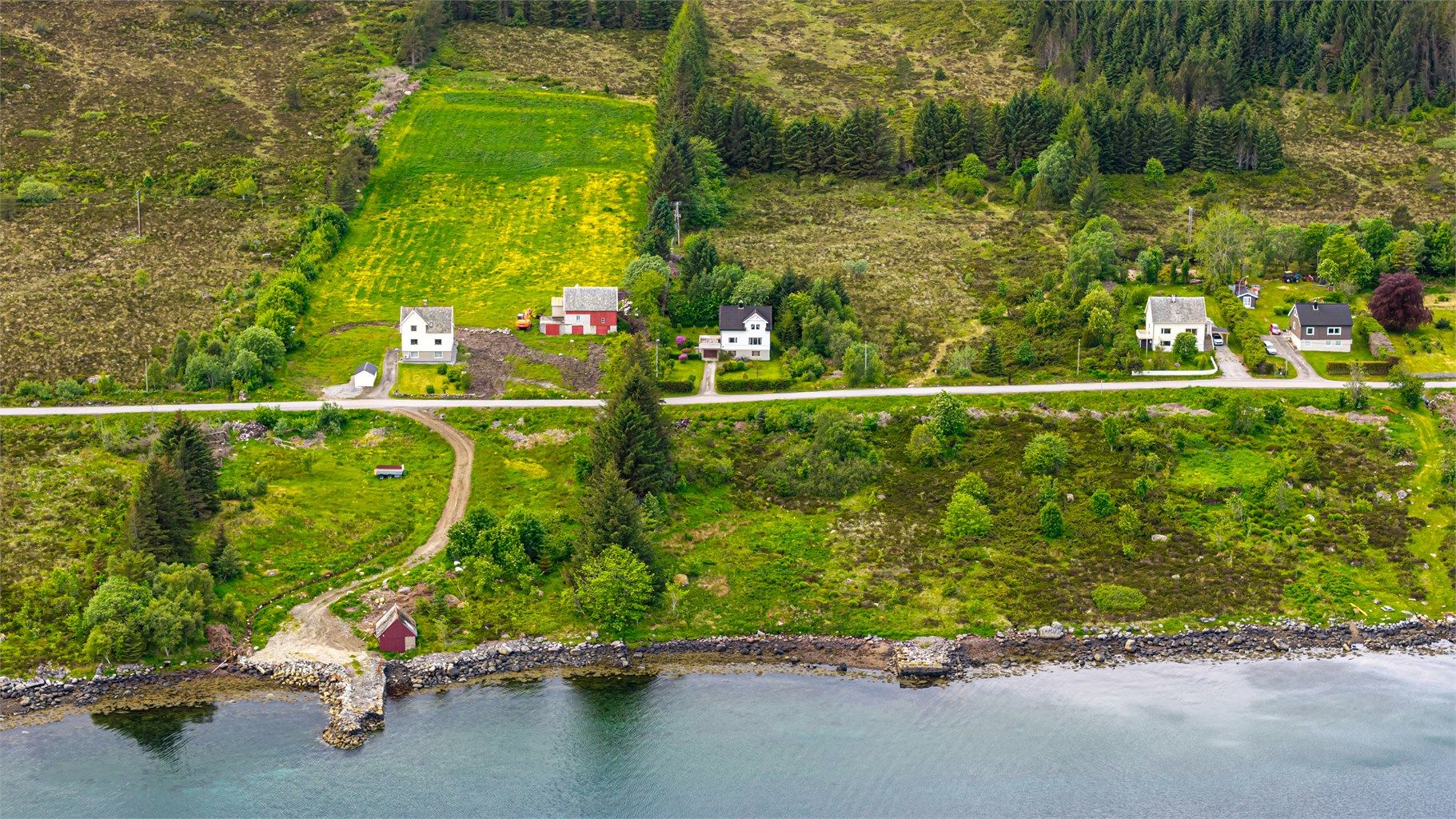 Kort vei til fjorden foran eiendommen.