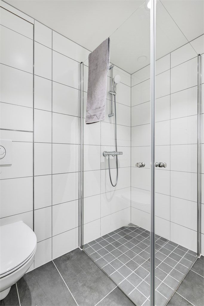 Dusjhjørne med innfellbare glassvegger for en arealeffektiv løsning.