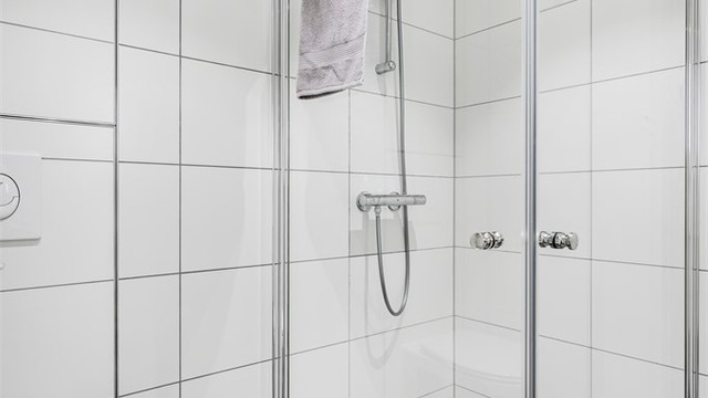 Dusjhjørne med innfellbare glassvegger for en arealeffektiv løsning.