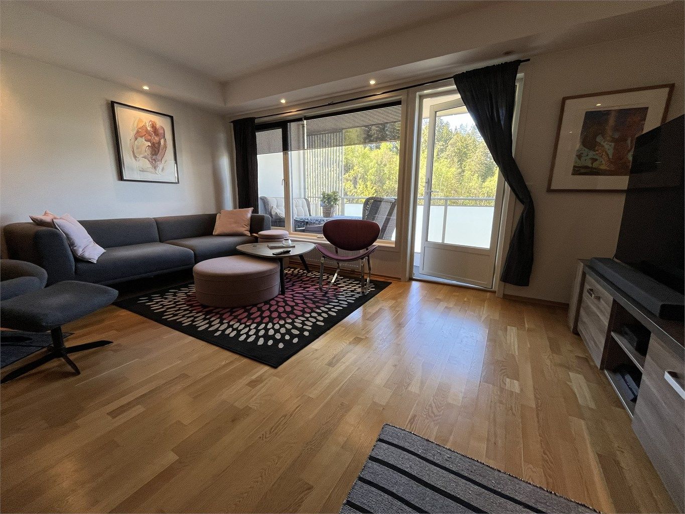 Plass til både sofadel og spiseplass. 