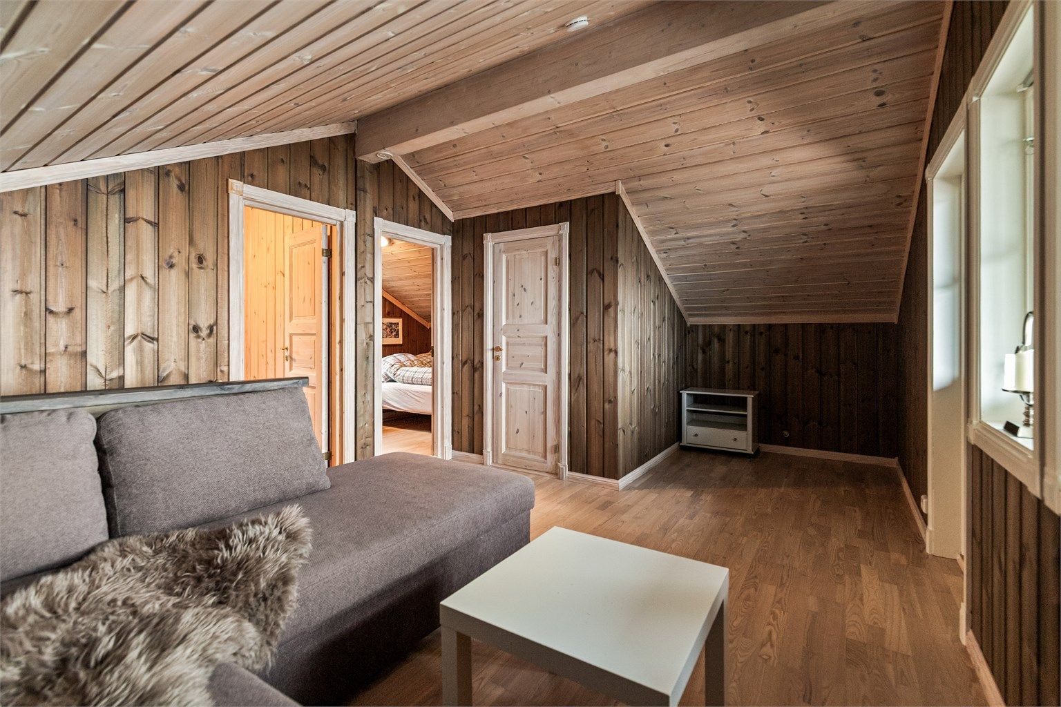 I 2. etasjen er det i tillegg innredet med 2 soverom og gjestetoalettrom