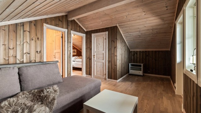 I 2. etasjen er det i tillegg innredet med 2 soverom og gjestetoalettrom