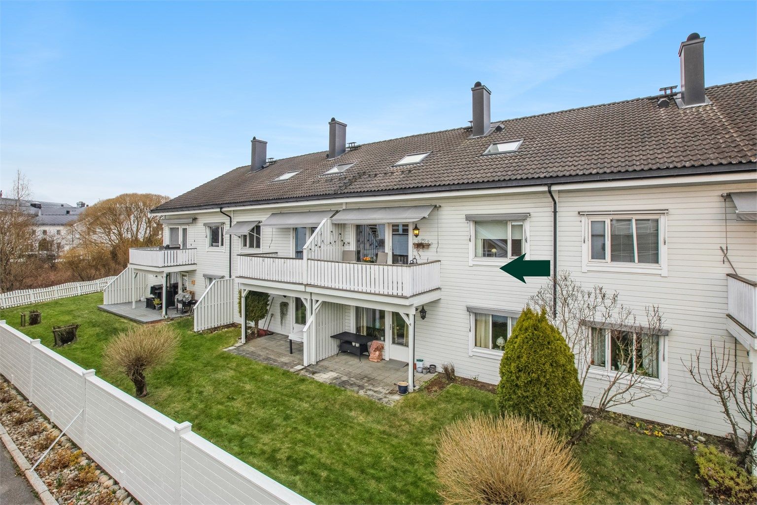 Tiltalende og stor eierleilighet med 3 soverom og 2 bad | Solrik balkong og p-plass | Gangavstand til tog og sentrum